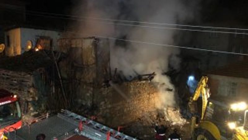 Yaşlı çift yangında hayatını kaybetti