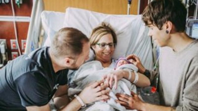 61 yaşındaki kadın taşıyıcı annelik yaptı