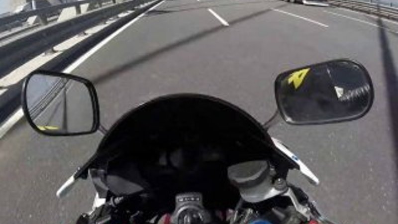 Motosikletli maganda tek tekerle köprüyü geçti