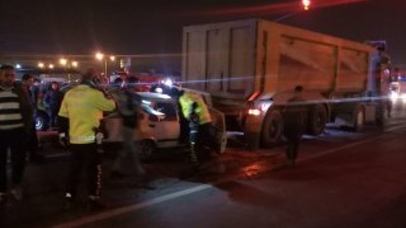 Tırın dorsesine arkadan çarptı