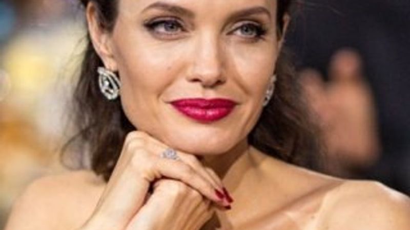 Angelina Jolie'nin çocukluk fotoğrafları