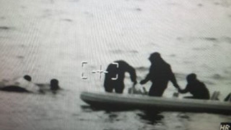 Düzensiz göçmenler boğulmak üzereyken kurtarıldı