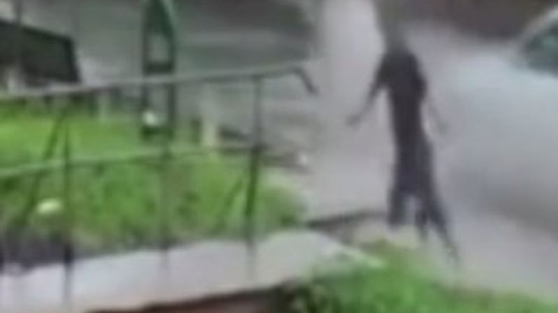 Yağmurdan kaçarken kendini su kanalında buldu