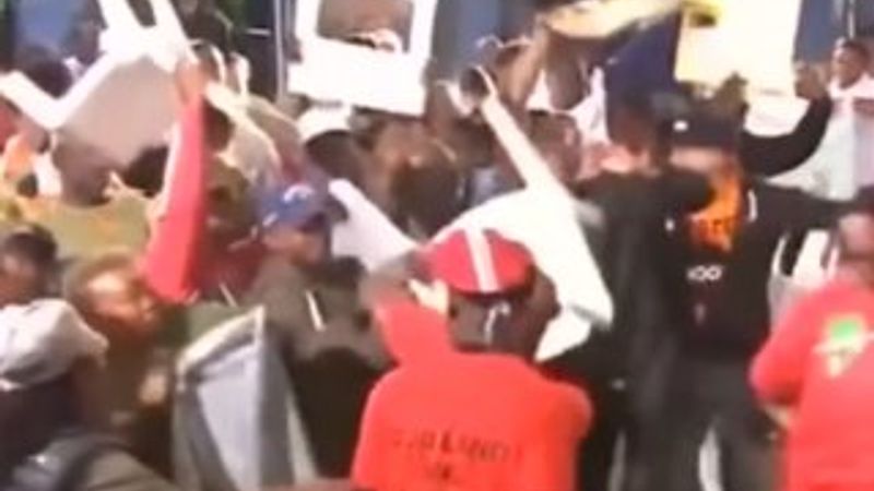 Güney Afrika'da sandalye kavgası