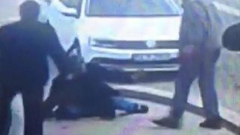 Cami çıkışı boğazından bıçaklanarak öldürüldü