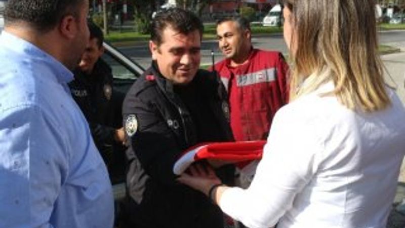Kavga ihbarına giden polis ekibine tatlı sürpriz