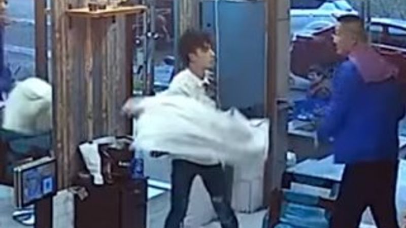 Saçının kesimini beğenmeyen Çinli kuaförü darbetti