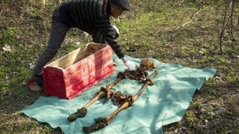 Babasını mezardan çıkarıp poz verdi