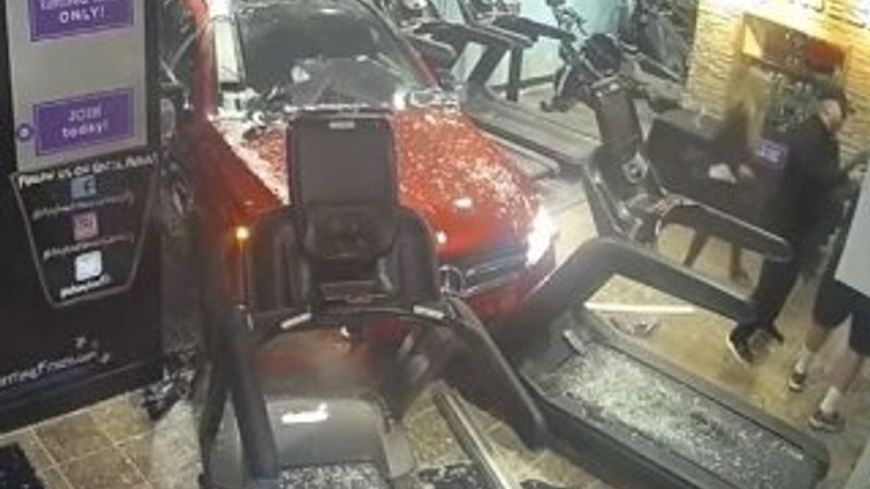 Spor salonuna aracıyla dalan sürücü