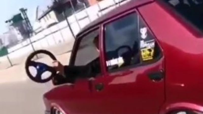 Araç kullanırken direksiyonu söktü