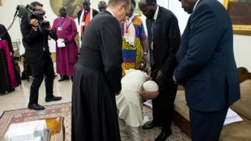 Papa Sudan liderinin ayağına sarıldı