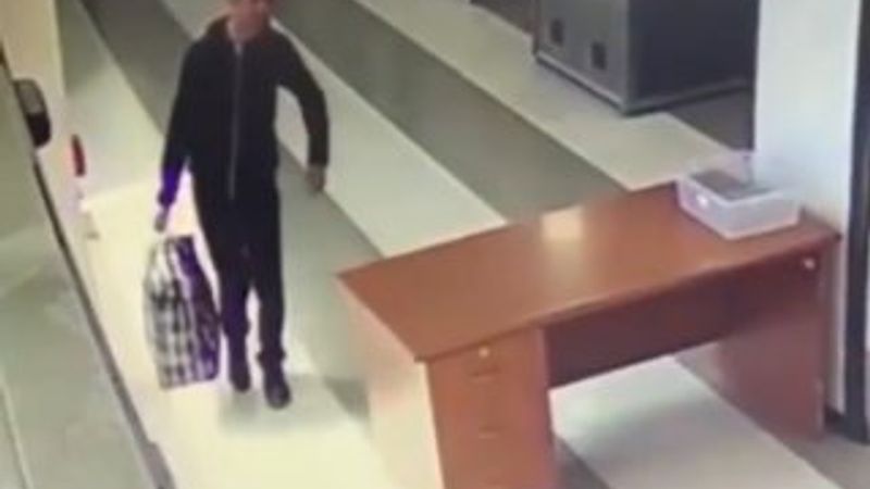 X-ray cihazından bavuluyla geçen adam