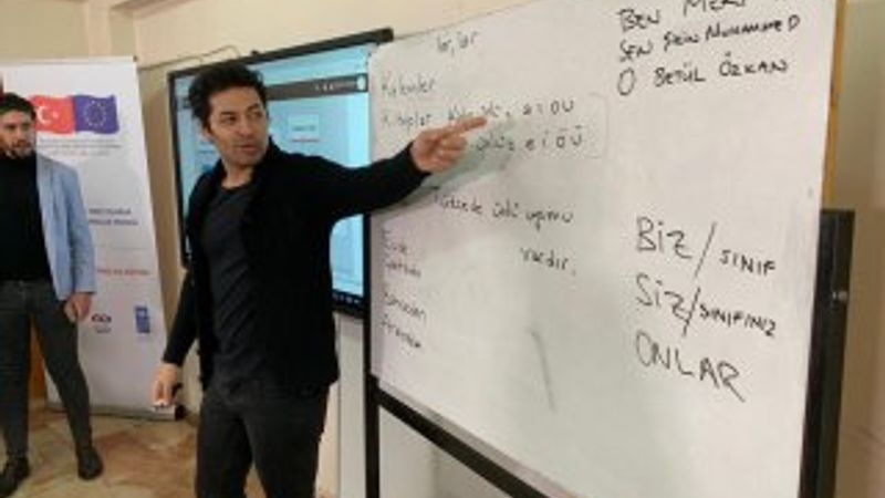 Mert Fırat Suriyelilere öğretmenlik yaptı