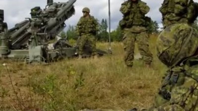 Uyuyan askere yapılan şaka güldürdü