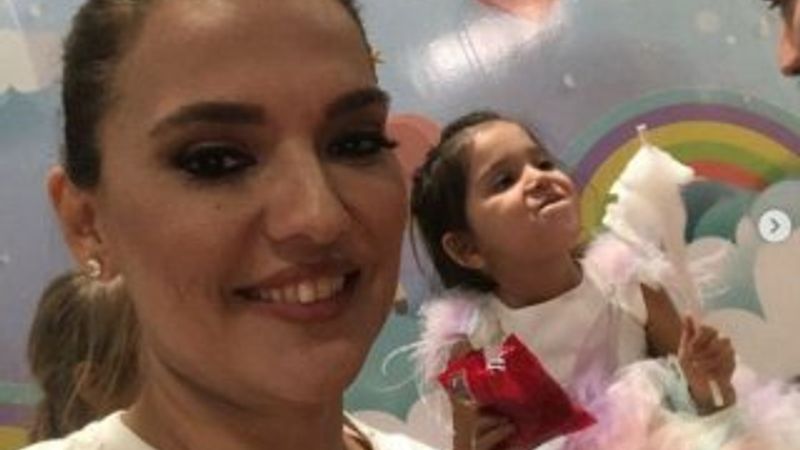 Hira annesi Demet Akalın'a özendi