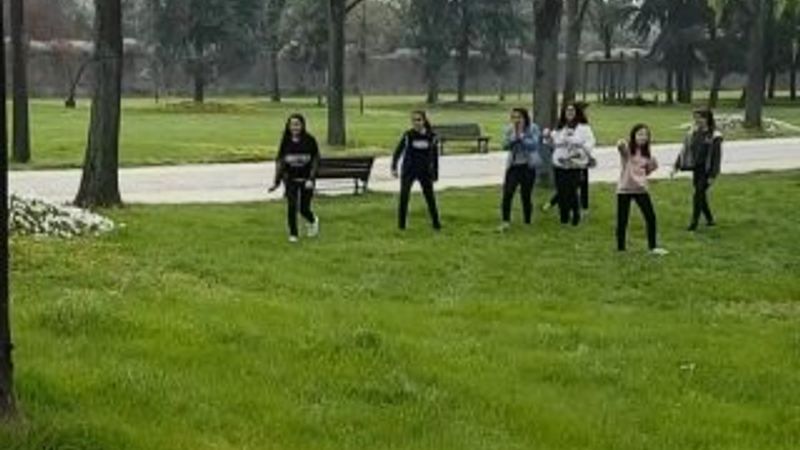 Parkta sincap gören gençler şoke oldu