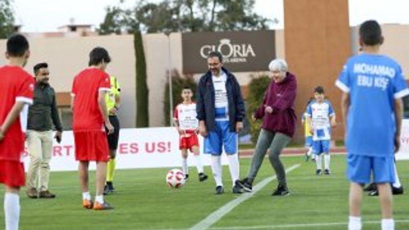 Suriyeli çocuklar milletvekilleriyle futbol maçı yaptı