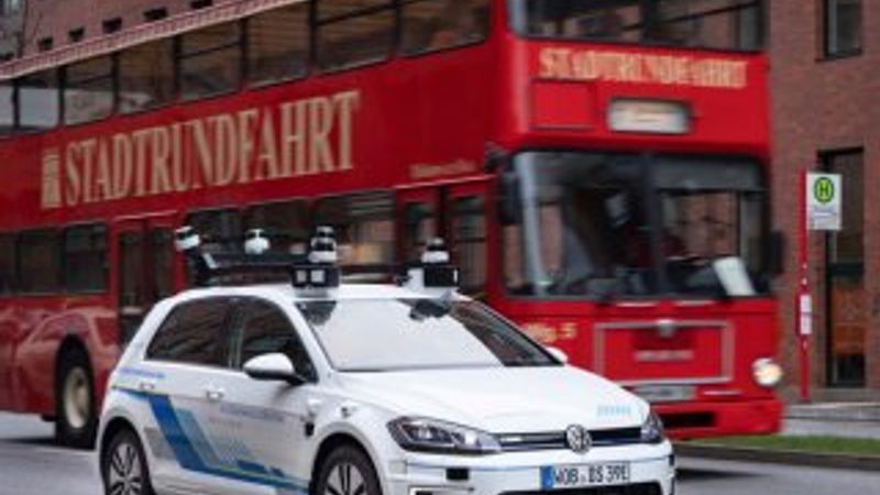 Volkswagen sürücüsüz araçlarını Almanya sokaklarında test ediyor