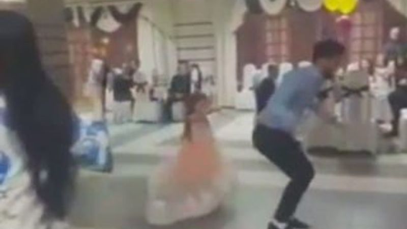 Pistte ters takla atan adam küçük kızın üstüne düştü