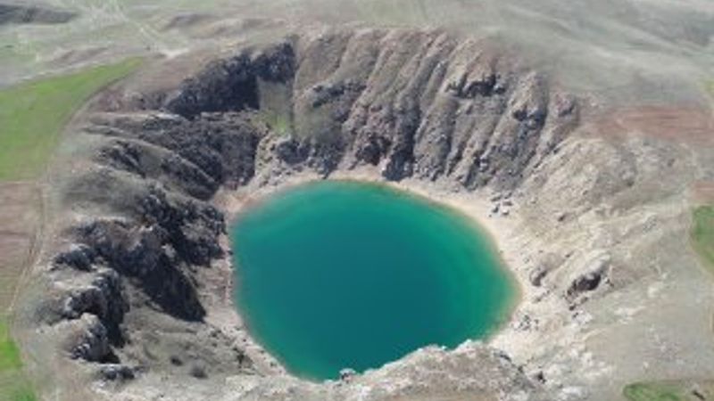 Kızılçan Gölü güzelliğiyle büyülüyor