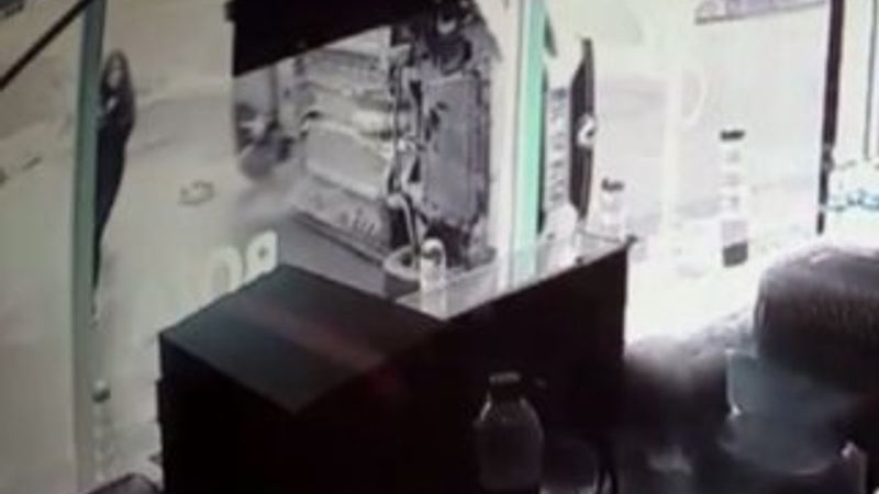 Takla atan otomobilden saniyelerle kurtuldu