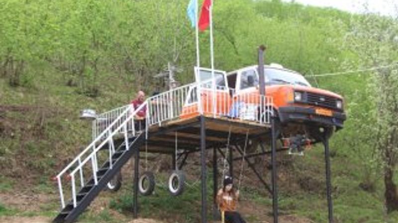 Klasik model minibüsü, kızlarına ev yaptı