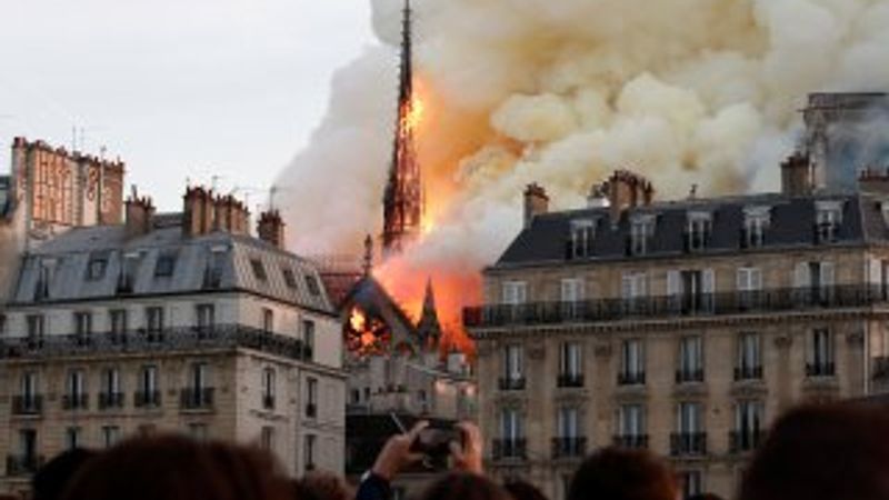 Notre Dame Katedrali'ndeki yangın, Macron'u derinden üzdü