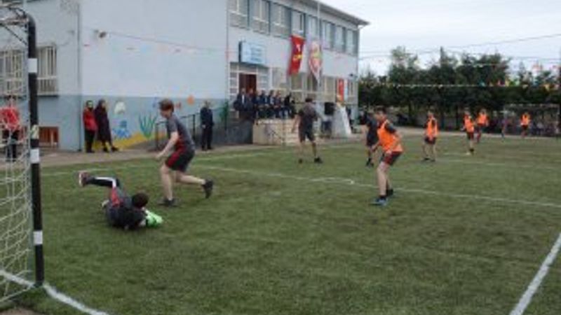 Okulun bahçesi halı saha çimiyle kaplandı