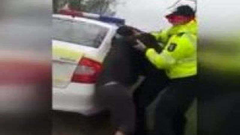 Gözaltına almaya çalışan polisi ısırdı