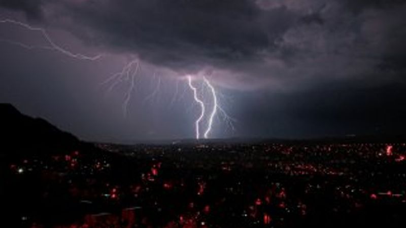 Hatay'da sağanak yağış hayatı felç etti