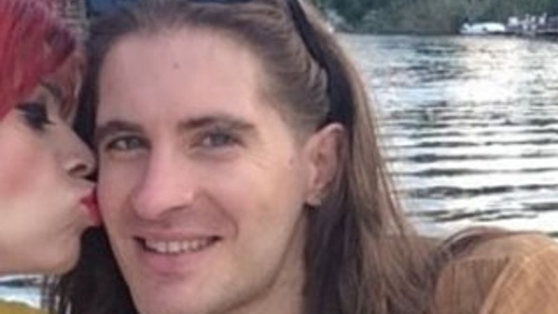 Aydilge eşi için parti verdi