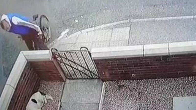 İngiltere'de duvara çarpan bisikletli