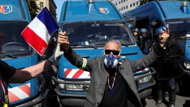 Fransa'da Sarı Yelekliler'in gösterisi devam ediyor