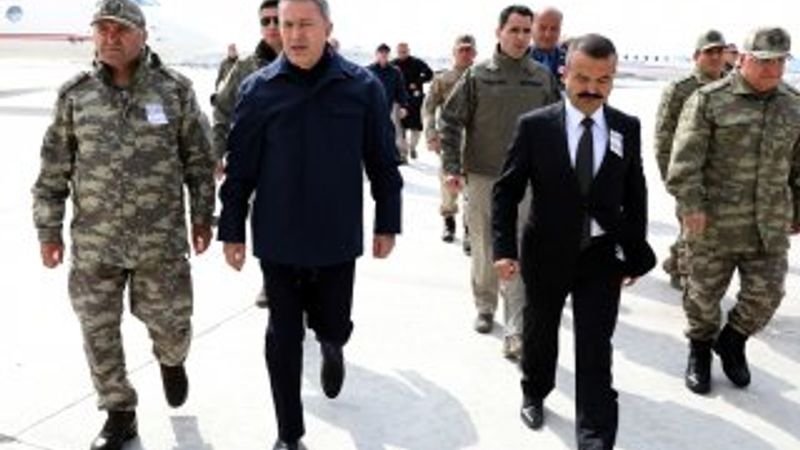 Milli Savunma Bakanı Akar sınırda