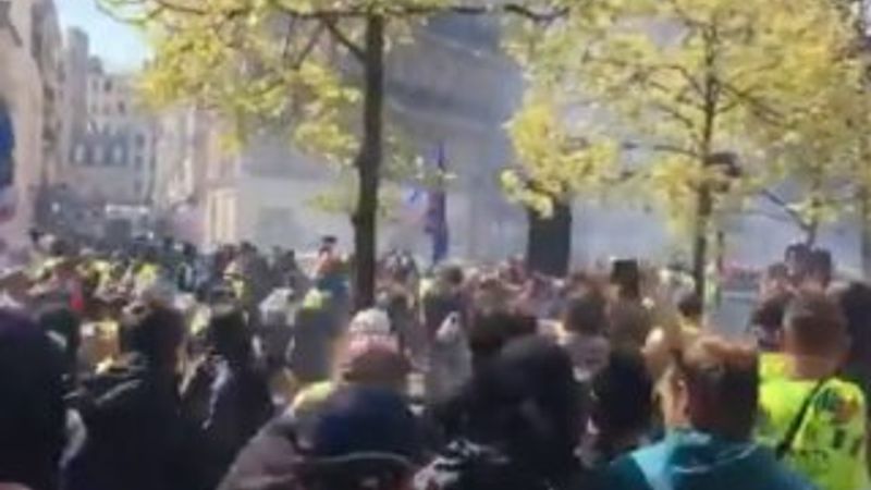 Paris'te ihtilal sloganları