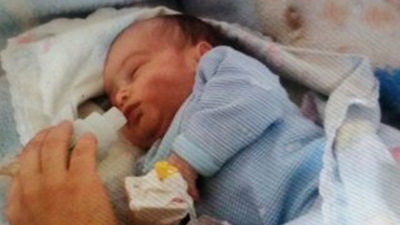 25 günlük bebeği banyoda elinden düştü