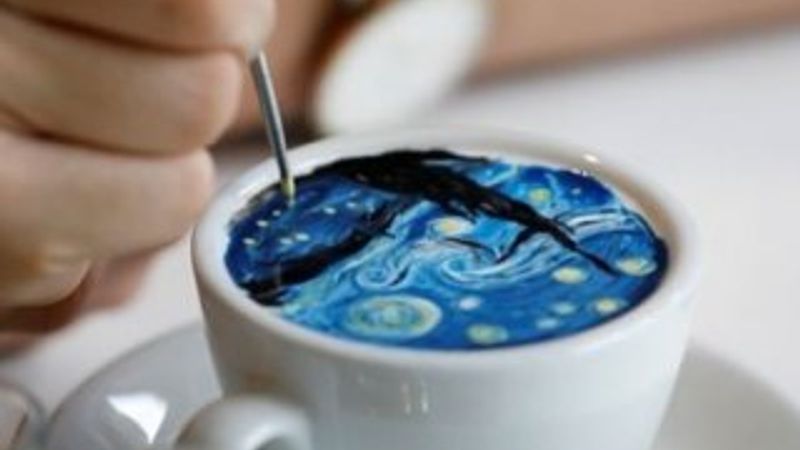 Kahve üzerine Van Gogh kopyalayan barista