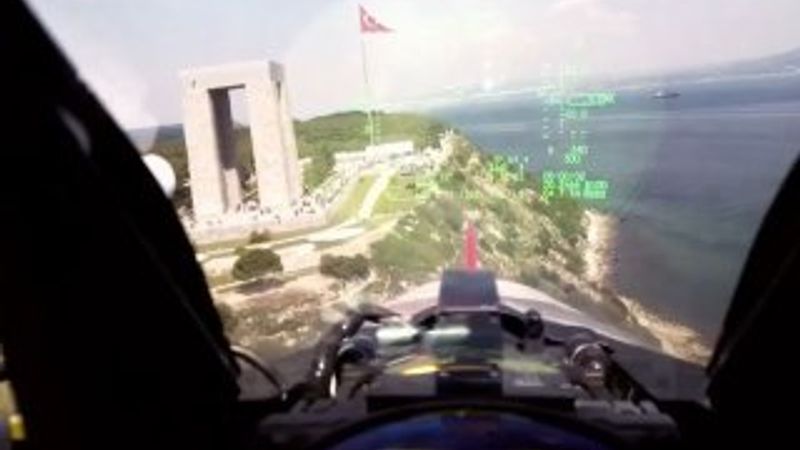 Türk Yıldızları Çanakkale Abidesi'ni selamladı