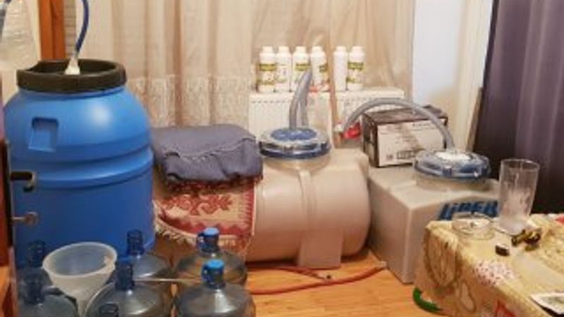 Sahte içki üretimi yapılan evden cephanelik çıktı