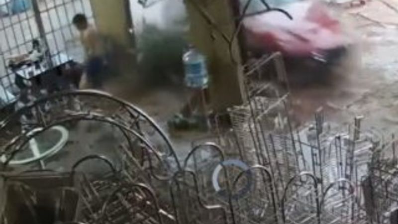 Vietnamlı gencin kazadan kurtulma anı kamerada