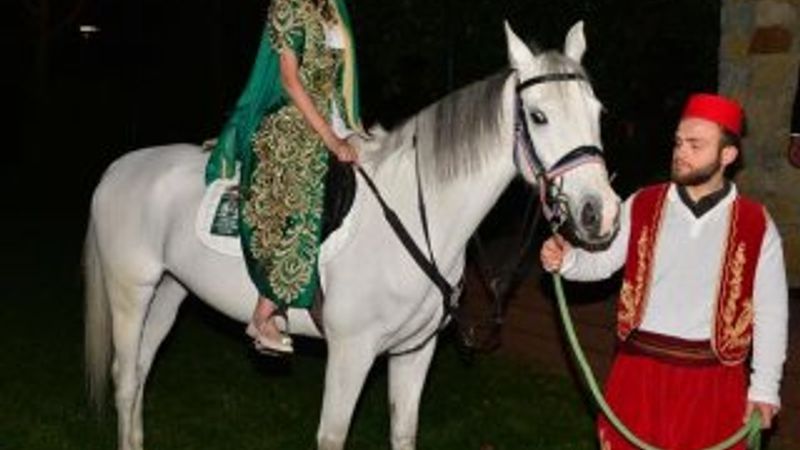 İpek Tanrıyar'ın şaşırtan kına gecesi