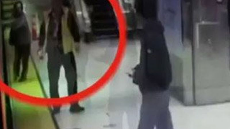 Elini kapısına sıkıştırdığı trenin altında kaldı