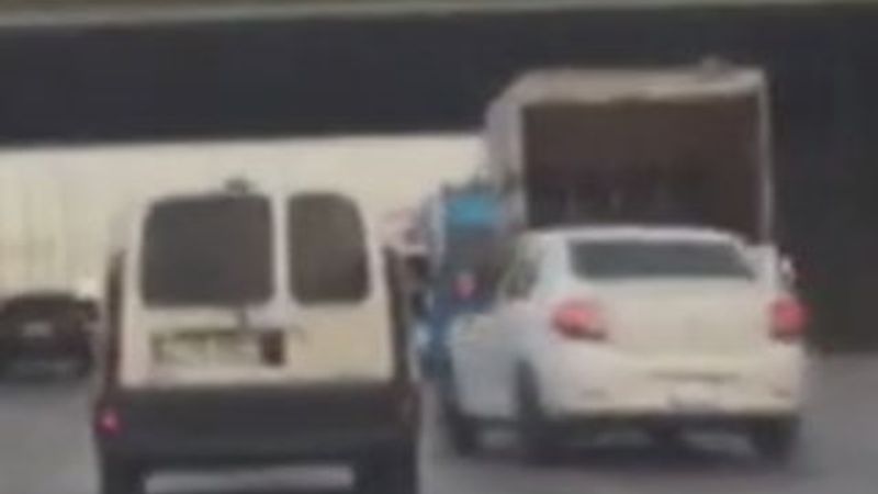 Makas atan maganda cep telefonu kamerasına yakalandı