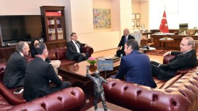 Kemal Kılıçdaroğlu'nun odasında yer alan kendi heykeli