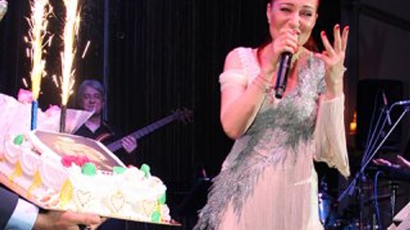 Candan Erçetin'e fotoğraflı sürpriz