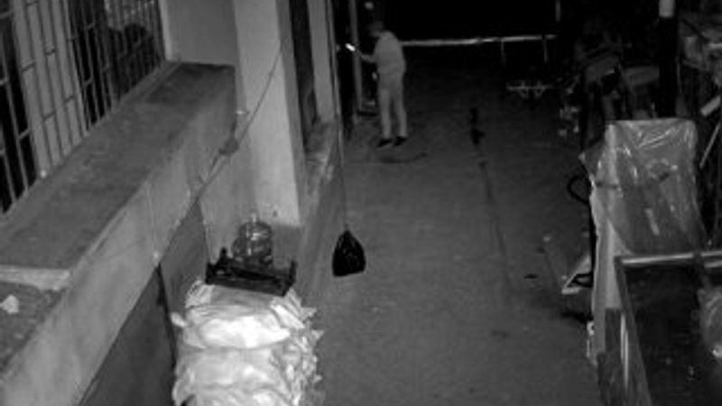 Muz yiyerek hırsızlık yaptı