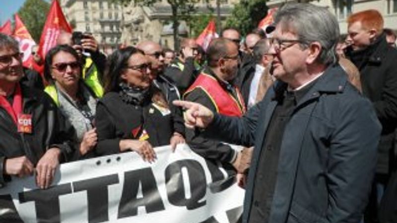 Sarı Yelekliler Paris'te eylem yaptı