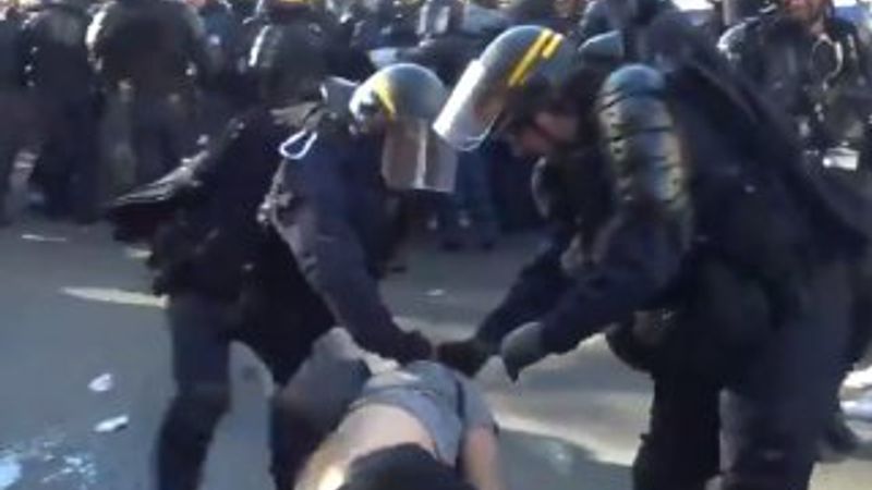 Fransız polisi göstericinin kafasını jopladı