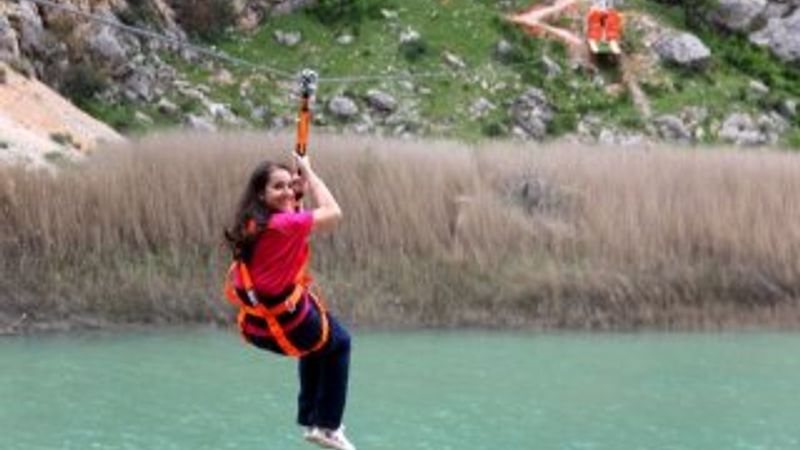 Fırat üzerinde zipline keyfi