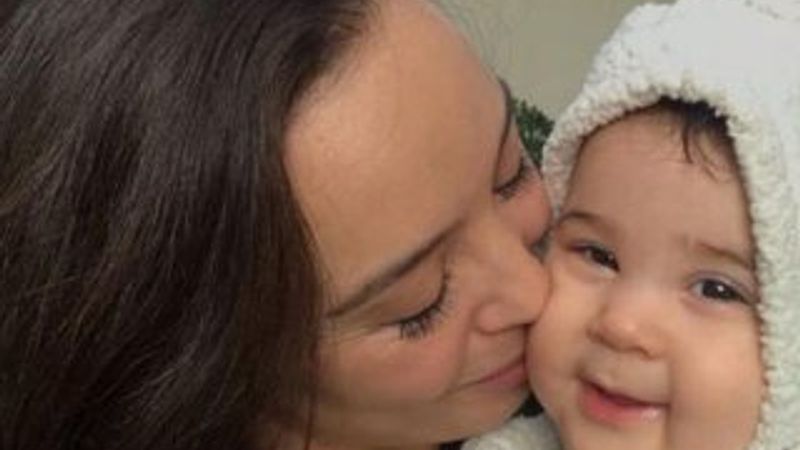 Azra Akın: Minik tavşanım